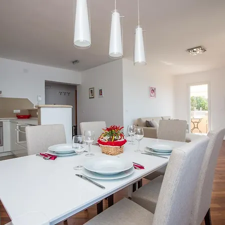Nina Lejlighed *
